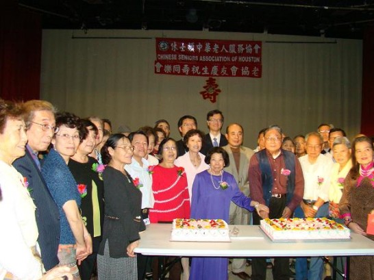 休士頓中華老人服務協會趙婉兒會長邀請駐處同仁、駱建明僑務委員夫婦與壽星切蛋糕時合影。