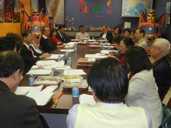 「休士頓安全服務熱線」第4次成立籌備餐會於本(101)年12月5日中午在休士頓僑教中心召開，駐處廖處長東周、陳組長彥夆、僑教中心王主任偉讚、休士頓王僑務委員秀姿、賴僑務諮詢委員清陽、王僑務諮詢委員敦正、賴僑務顧問江椿、李僑務顧問雄、中山學術研究會甘會長幼蘋、榮光會張會長連佑、世華總會黎副總會長淑瑛、中華文化中心執行長華啟梅、方宏泰、臺聯會張會長錦娟、王副會長曉明、中華保健中心洪會長良冰、客家會邱會長添昌、黃氏宗親會黃會長以法、律師賴清陽、婦女工商協會李副會長迎霞、前福遍 (Fort Bend) 郡僑灣社常會長中政、美南銀行公關周明潔、金城銀行公關陳瑩等應邀出席。