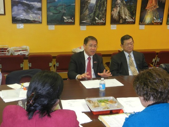 廖處長東周於「休士頓安全服務熱線」第4次成立籌備餐會中感謝與會僑胞代表踴躍參與本熱線成立。