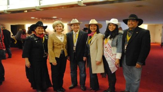 駐休士頓辦事處廖處長東周夫婦、鄭僑務委員昭及2012年全美華埠小姐胡瑞欣應邀於本（101）年2月25日應邀出席休士頓第80屆牛仔節遊行貴賓早餐會，與聯邦參議員Kay Bailey Hutchison（R-TX）合影留念