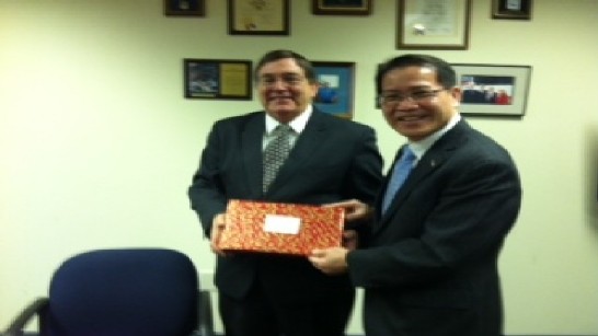 駐休士頓辦事處廖處長東周於本（101）年1月28日上午11時拜會聯邦眾議員Michael Burgess﹙R-TX﹚，雙方並合影留念