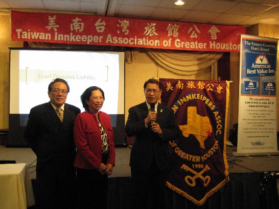 駐處廖東周處長(右一)在美南台灣旅館同業公會歡迎月會上致詞。(中)為賴李迎霞會長及伊夫婿賴清陽律師(左)