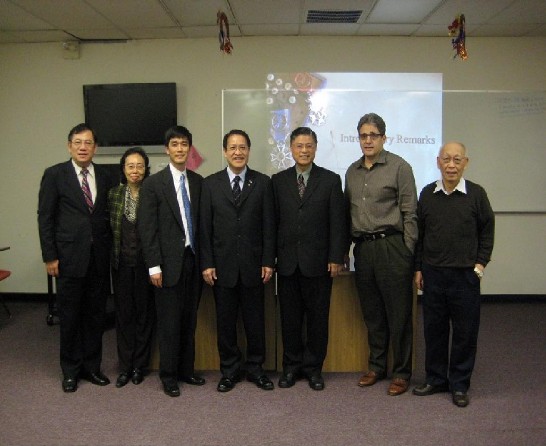 廖東周處長(中)聽取簡報後與華美中醫學院梁慎平院長(右三)、梁世東