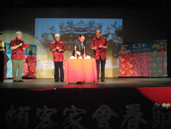 廖東周處長(右二)與邱添昌會長(右三)、前會長鍾桂堂(左)主持客家傳統天穿日拜天儀式