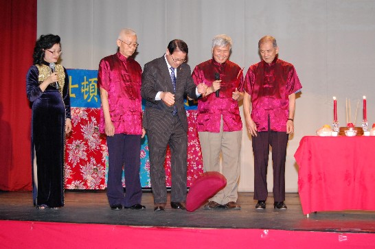 廖東周處長(中)主持客家傳統祭天儀式並擲筊杯，第一次就擲出象徵好兆頭的聖杯