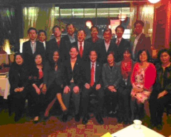 駐休士頓辦事處廖處長東周（右二）於本（101）年1月27日晚宴請達拉斯郡長Clay Jenkins（左二），J郡長與德州達福臺商會姊妹市委員會谷主席祖光、達福臺商會朱會長勵及該商會理事合影