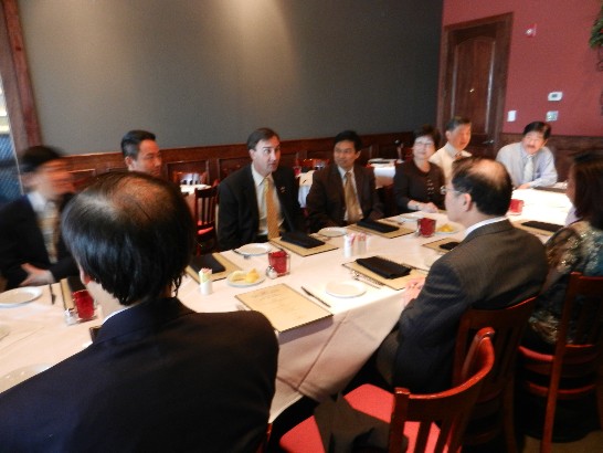 駐休士頓辦事處廖處長東周由德州福遍華人友好交流協會成員陪同於本(101)年3月12日與美聯邦眾議員Pete Olson(R-TX)餐敘