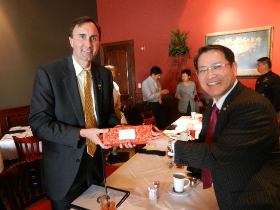 廖處長東周致贈禮品給O眾議員