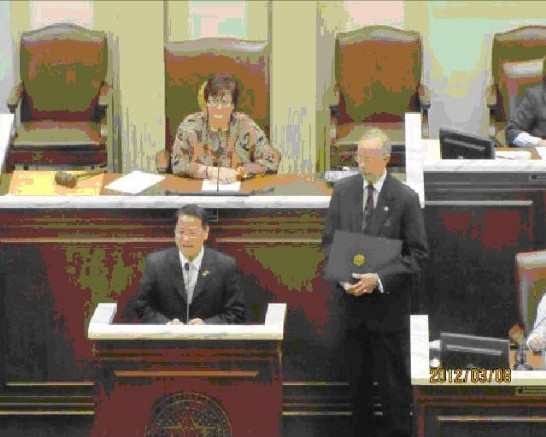 駐處廖處長東周於本（101)年3月8日上午9時赴奧州眾議院議場內接受全體州議員熱烈歡迎及歡迎狀(Citation)。廖處長並應邀上台致詞