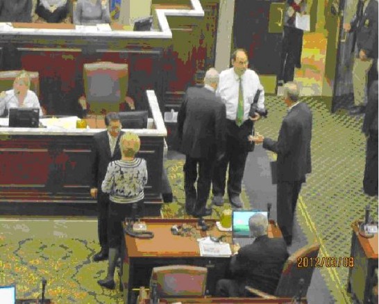 多位奥州眾議員隨後紛紛前來向廖處長東周握手致意