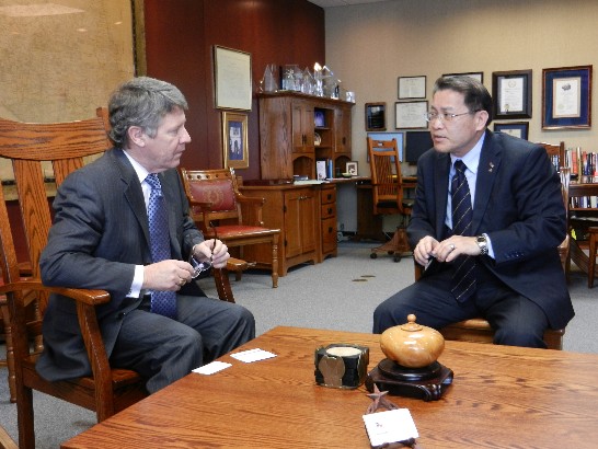 廖處長東周於本（101）年2月27日拜會德州哈里斯郡長Ed Emmett