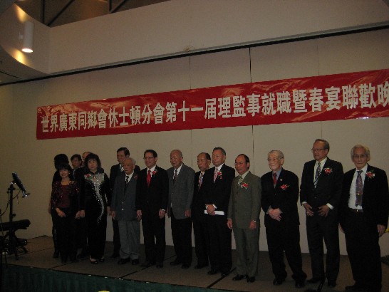 廖東周處長(前排左四)與廣東同鄉會休士頓分會新任會長黃秀峰(右六)及全體