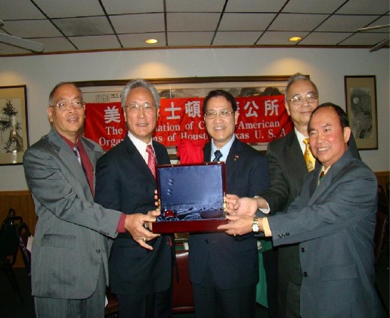 駐處廖東周處長(中) 主持休士頓中華公所議事槌的交接：卸任共同主席楊貴松與