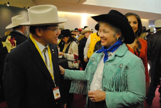 廖處長東周應邀出席休士頓第80屆牛仔節遊行貴賓早餐會，與休士頓市長Annise Parker會晤輕鬆交談