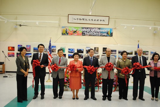 休士頓僑教中心迎接農曆新年 舉辦The Beauty of Taiwan攝影展 新到任經文處長廖東周夫婦在剪綵儀式中與僑社見面