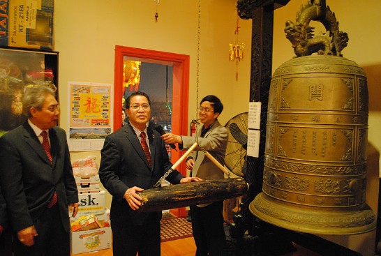 農曆年除夕駐休士頓辦事處處長廖東周夫婦與前中華公所主席百年國慶籌委會主委劉秀美等 拜訪玉佛寺，本頭公廟，雷藏寺，天后廟，關帝廟等五座廟宇參與禮佛及敬頭香儀式，祈求國泰民安與風調雨順