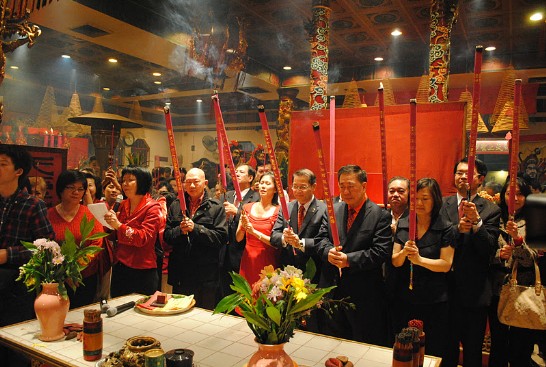 中國農曆年除夕駐休士頓辦事處處長廖東周夫婦與前中華公所主席百年國慶籌委會主委劉秀美等 拜訪玉佛寺，本頭公廟，雷藏寺，天后廟，關帝廟等五座廟宇參與禮佛及敬頭香儀式，祈求國泰民安與風調雨順