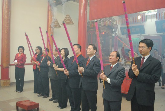 中國農曆年除夕駐休士頓辦事處處長廖東周夫婦與前中華公所主席百年國慶籌委會主委劉秀美等 拜訪玉佛寺，本頭公廟，雷藏寺，天后廟，關帝廟等五座廟宇參與禮佛及敬頭香儀式，祈求國泰民安與風調雨順