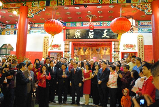 中國農曆年除夕駐休士頓辦事處處長廖東周夫婦與前中華公所主席百年國慶籌委會主委劉秀美等 拜訪玉佛寺，本頭公廟，雷藏寺，天后廟，關帝廟等五座廟宇參與禮佛及敬頭香儀式，祈求國泰民安與風調雨順