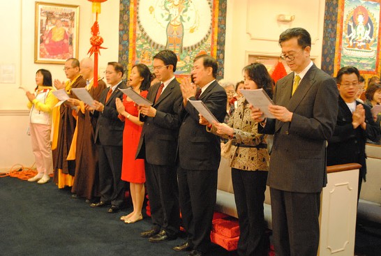 中國農曆年除夕駐休士頓辦事處處長廖東周夫婦與前中華公所主席百年國慶籌委會主委劉秀美等 拜訪玉佛寺，本頭公廟，雷藏寺，天后廟，關帝廟等五座廟宇參與禮佛及敬頭香儀式，祈求國泰民安與風調雨順