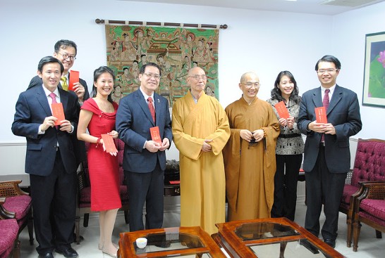 中國農曆年除夕駐休士頓辦事處處長廖東周夫婦與前中華公所主席百年國慶籌委會主委劉秀美等 拜訪玉佛寺，本頭公廟，雷藏寺，天后廟，關帝廟等五座廟宇參與禮佛及敬頭香儀式，祈求國泰民安與風調雨順