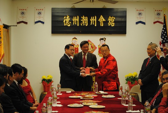 中國農曆年除夕駐休士頓辦事處處長廖東周夫婦與前中華公所主席百年國慶籌委會主委劉秀美等 拜訪玉佛寺，本頭公廟，雷藏寺，天后廟，關帝廟等五座廟宇參與禮佛及敬頭香儀式，祈求國泰民安與風調雨順