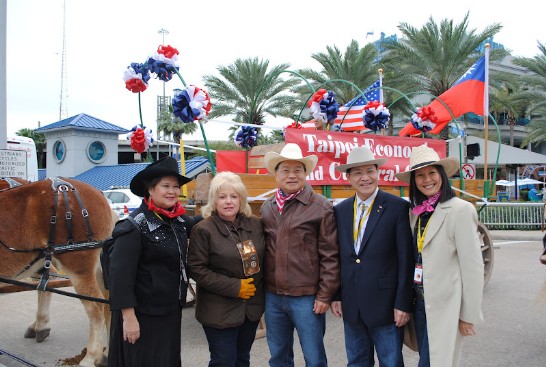 駐休士頓辦事處處長廖東周大使夫婦，全美華埠小姐胡瑞欣，僑務諮詢委員葉宏志，僑務委員鄭昭，中華公所主席伍萬鈞以及校聯會代表坐上馬車參加百餘馬車參加的遊行接受逾十萬夾道群眾的歡呼