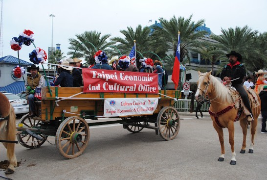 駐休士頓辦事處處長廖東周大使夫婦，全美華埠小姐胡瑞欣，僑務諮詢委員葉宏志，僑務委員鄭昭，中華公所主席伍萬鈞以及校聯會代表坐上馬車參加百餘馬車參加的遊行接受逾十萬夾道群眾的歡呼