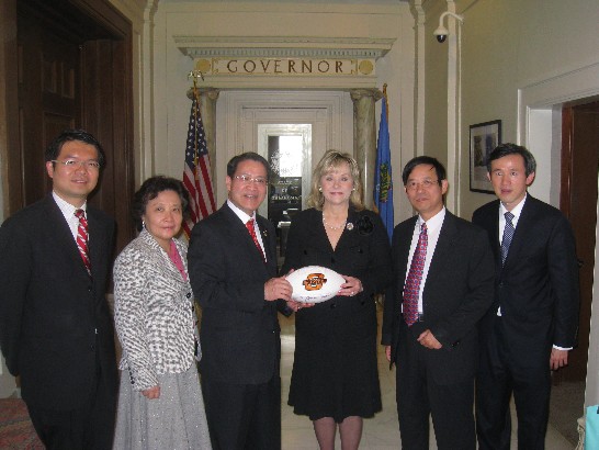 廖處長東周、陳組長彥夆、商務組黃組長立正、文化組吳組長少芬及僑教中心王主任偉讚與奧克拉荷馬州州長Mary Fallin合影留念