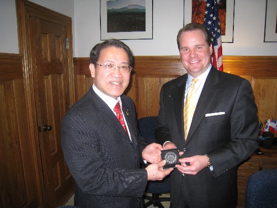 廖處長東周拜會奧克拉荷馬州副州長Todd Lamb，L副州長致贈奧州水晶紀念品給廖處長