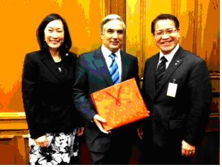 廖處長東周偕科技組周組長家蓓拜會德州大學系統總校長Francisco Cigarroa，雙方合影留念