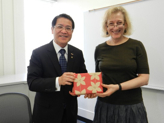 廖處長東周致贈禮品予萊斯大學亞洲研究中心主任Tani Barlow
