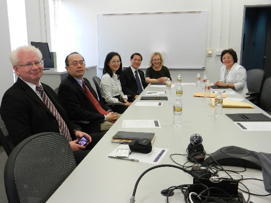 駐休士頓辦事處廖處長東周於本(101)年3月26日上午10時30分訪晤萊斯大學亞洲研究中心(Chao Center for Asian Studies)主任白露(Tani Barlow)，該中心副主任韓伯仁(Brian Hammer)、歷史系講師趙沈允及方德倫(Fondren)圖書館亞洲研究館藏館長孟振華在座