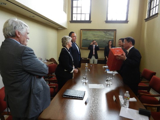 休士頓市長Annise Parker回贈休士頓簡介圖冊給廖處長東周