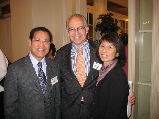 廖東周處長與休士頓亞洲商會會長Linda Toyota女士及大休士頓合作夥伴( Greater Houston Partnership)」的主席間執行長Jeff Moseley(中)合影