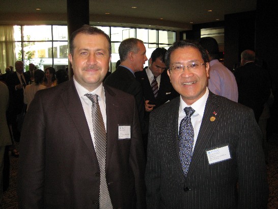廖處長東周與德州美國土耳其商會會長Celil Yaka合影