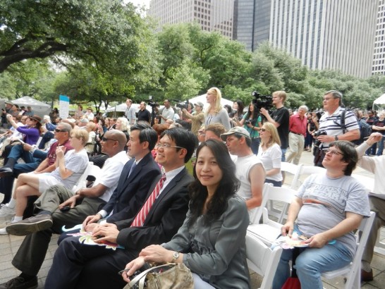 第42屆休士頓國際節(42nd Annual Houston International Festival)開幕典禮於本(2012)年4月20日上午11時假休士頓市政府前廣場舉行。駐休士頓辦事處由陳組長彥夆、僑教中心王主任偉讚及葉副主席麗媛代表出席。
