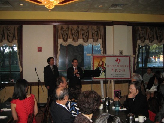 廖處長應邀於李氏公所新舊任主席交接儀式中致詞，(左一背向並著紅色禮服者係