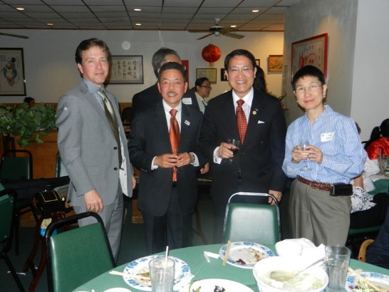 廖處長東周與休臺姊妹會新舊會長Hans Stockton(左一)及孫常ㄧ(左二)合影留念。