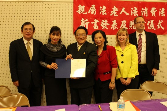 左起：駐處魏煥忠組長、國會議員Al Green社區代表譚秋晴、賴清陽律師夫婦、休士頓律師公會會長Denise Scofield等在「新聞發佈及贈書儀式」上合影。