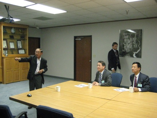 廖處長東周(右二)與商務組黃組長立正(右一)聆聽台塑副總經理吳堯明(左一)之簡報