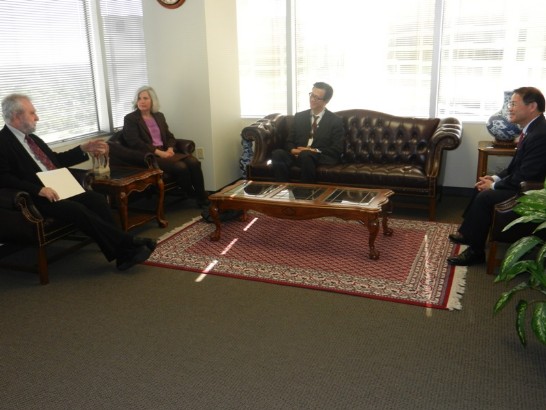北卡羅萊納Davidson學院教授任雪麗(Shelley Rigger)及德州大學聖安東尼分校政治系教授Thomas Bellows由駐處新聞組齊組長永強陪同於本(101)年4月25日下午4時30分來處會見廖處長東周