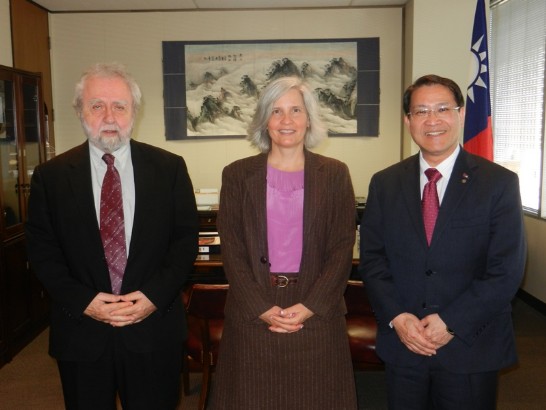 •會後，廖處長東周與北卡羅萊納Davidson學院教授Shelley Rigger及德州大學聖安東尼分校政治系教授Thomas Bellows合影留念。