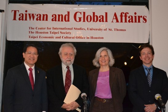 研討會後，廖處長東周與北卡羅萊納Davidson學院教授Shelley Rigger、德州大學聖安東尼分校政治系教授Thomas Bellows及休士頓聖湯瑪士大學國際關係研究中心主任Hans Stockton合影留念。