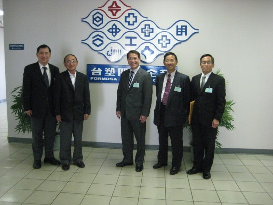 •廖處長與(中)與台塑副總經理吳堯明(左二)、黃組長立正(右二)、魏組長煥忠(左一)及王秘書俊程(右一)在Point Comfort台塑公司合影