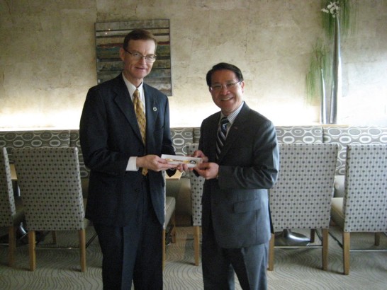 Port Lavaca市長Jack Whitlow贈送廖東周處長市鑰留念