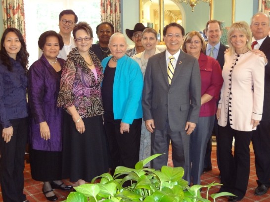 廖處長東周與休士頓牛仔節籌備處主席Dennis Steger、副主席Gretchen Gilliam、遊行委員會副主席Stedman Grigsby、導覽委員會副主席Sandy Spiller及貴賓早餐委員會Erika Montegomery午餐敘後合影留念