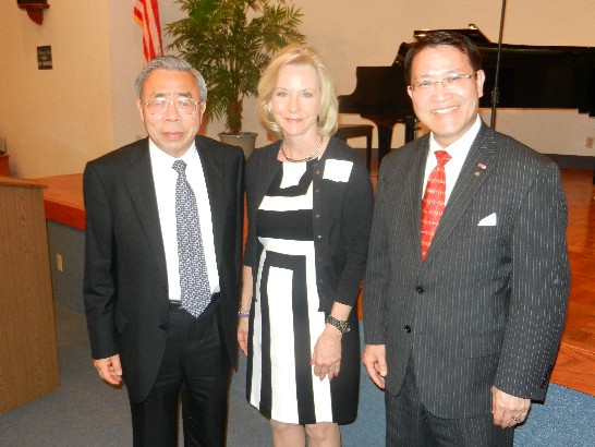 廖處長東周與台塑集團王總裁文淵及德州眾議員Geanie Morrison合影留念