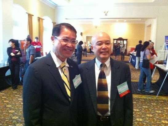 廖處長與多元高峰會執行長Cecil Fong合影留念