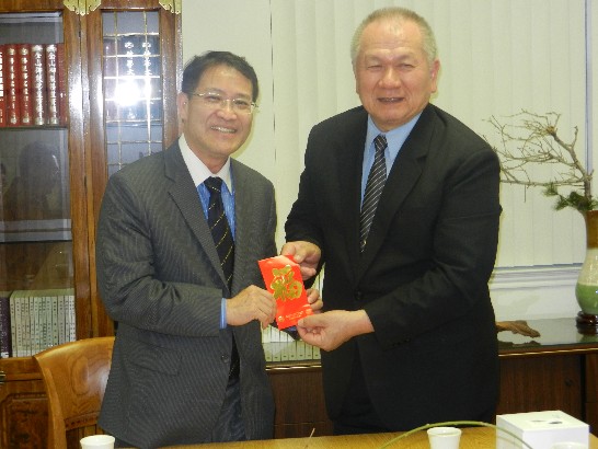 浴佛典禮後，廖處長東周由德州慈濟分會黃執行長濟恩陪同簡報分會感恩堂擴建及大愛幼稚園興建計畫